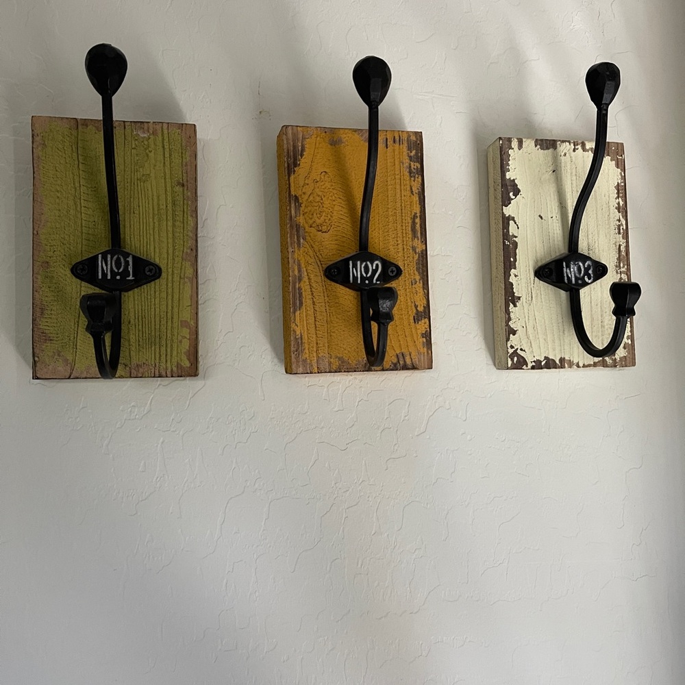 3 Wall hooks